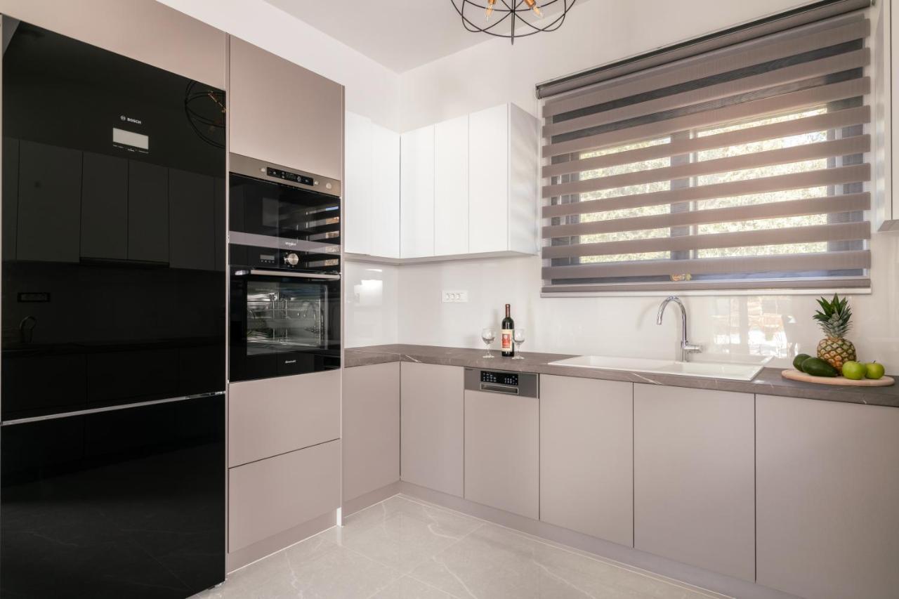 Solis Ortus Villa! Kalamaki  Bagian luar foto
